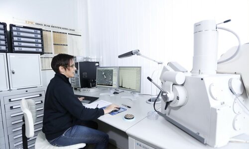 CRB GmbH | Frau Dr. Benner am Rasterelektronenmikrokop | © CRB Analyse Service GmbH