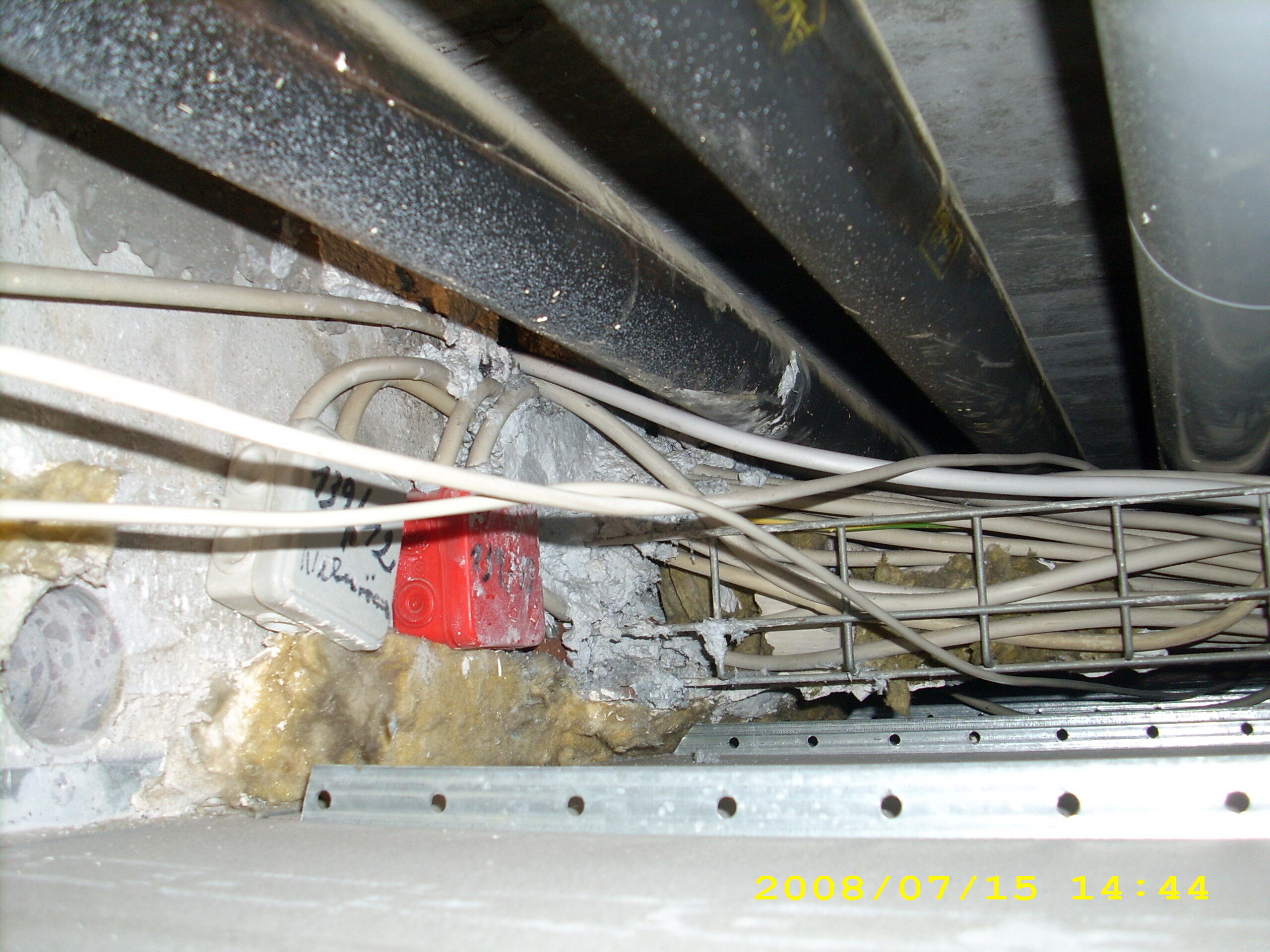 Asbesthaus - Site : Conclusion d'incendie avec coussins et chiffons en amiante, pulvérisation d'amiante | © 2019, CRB Analyse Service GmbH | © CRB Analyse Service GmbH