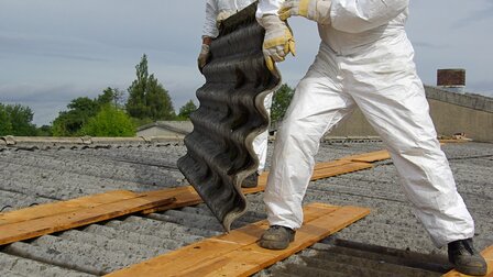 Arbeiter bei der Demontage von asbesthaltigen Eternit-Platten (Faserzement) | © CRB Analyse Service GmbH